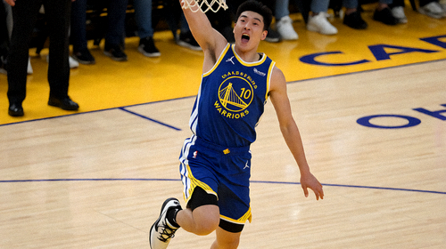 洛杉矶湖人对阵金州勇士的比赛中，一名NBA篮球运动员在快攻中完成强力扣篮