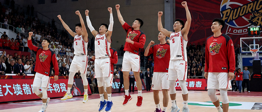 V体育篮球CBA季后赛半决赛辽宁男篮主场获胜庆祝时刻