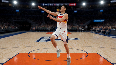 NBA常规赛正在进行中，球员在明亮的球馆灯光下于罚球线进行对抗