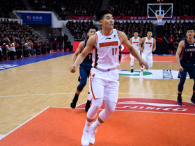 CBA篮球比赛现场广东男篮与辽宁男篮对决