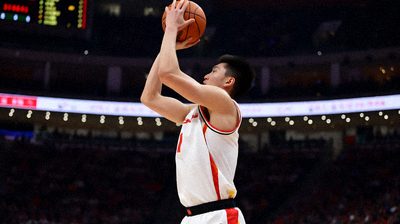NBA篮球比赛现场激烈对抗，球员跳起投篮的瞬间
